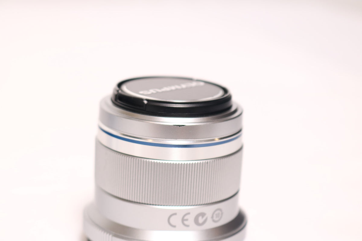 Olympus M.Zuiko Digital 45mm f/1.8 Lens (Silver)