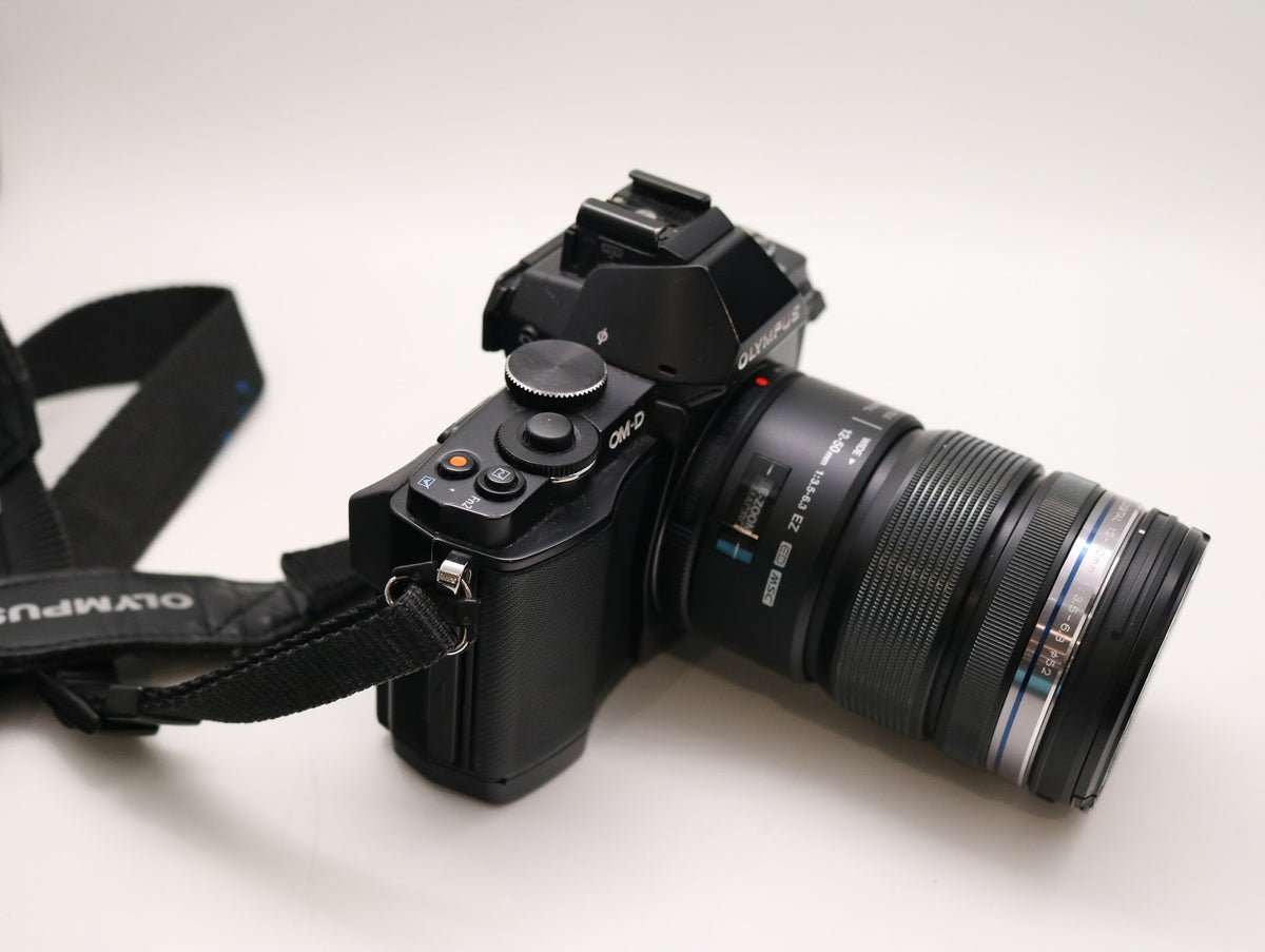 Olympus OM-D E-M5 Mirrorless Camera with M.Zuiko 12-50mm f/3.5-6.3 EZ Lens