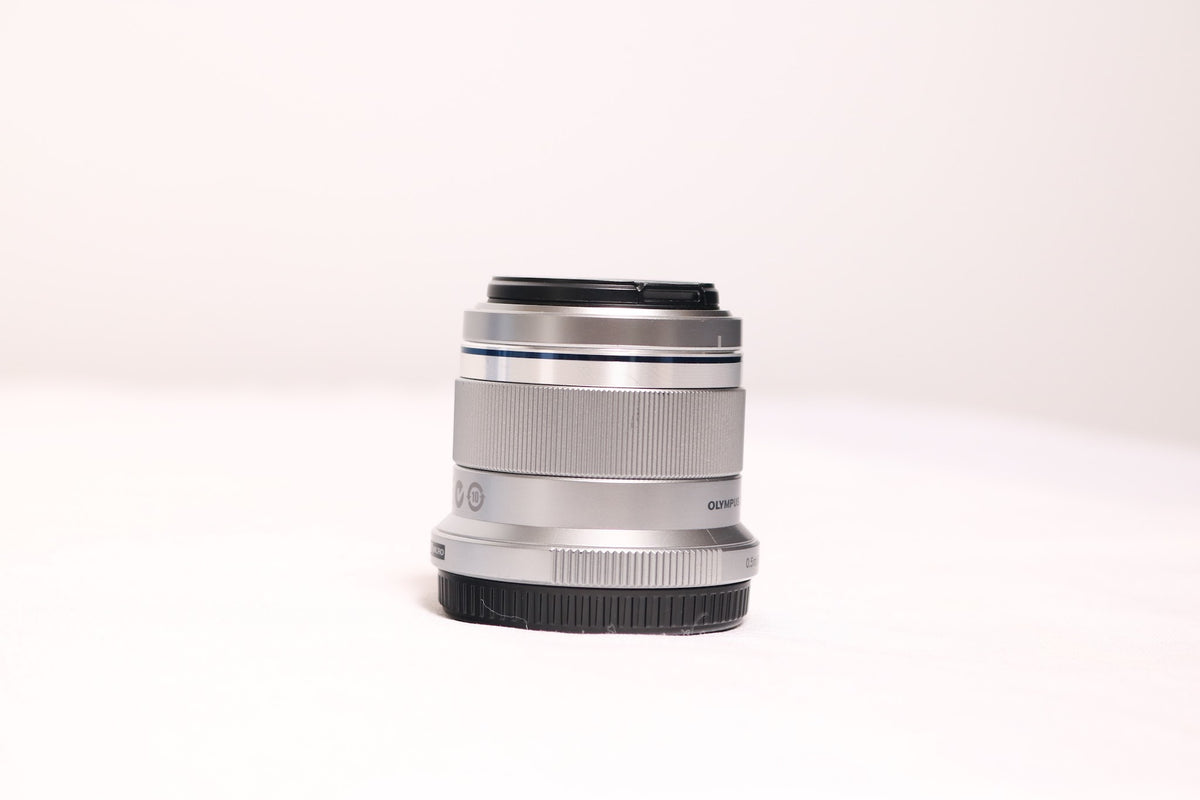 Olympus M.Zuiko Digital 45mm f/1.8 Lens (Silver)